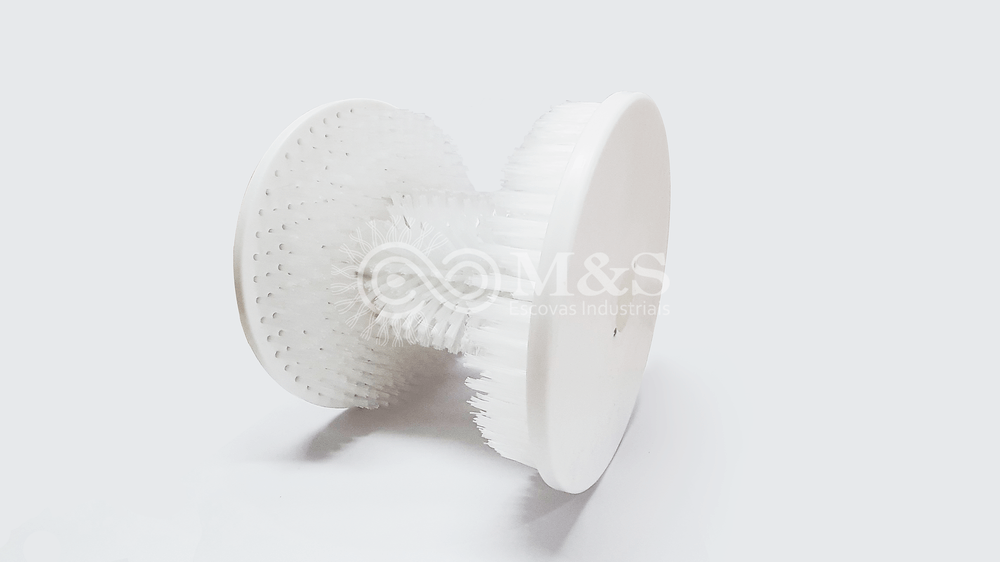 https://imgix.cosmicjs.com/a4aa8ab0-8a67-11f0-8af5-6d65ce6e8553-1002-escova-lava-botas.png